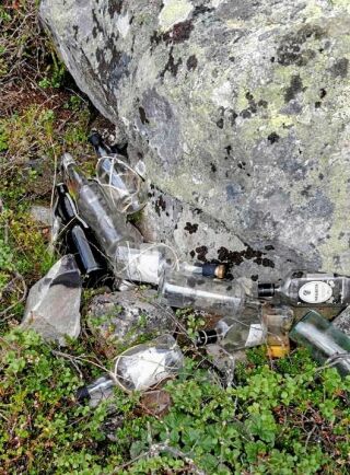  Vissa fjällvandrare har med sig mängder med alkohol ut i naturen –och lämnar kvar tomma flaskor och burkar.