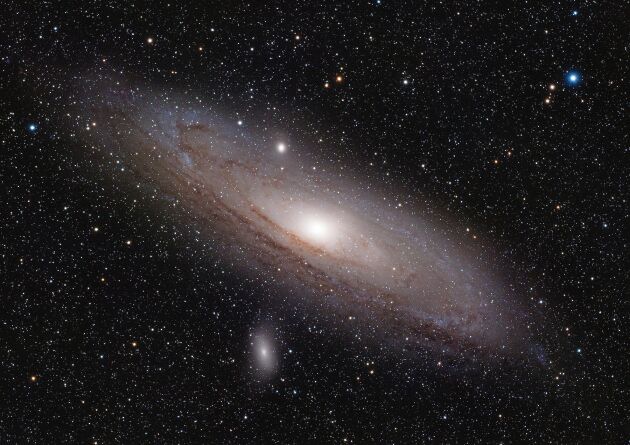  Ulf Jonssons foto av vår närmaste galax, Andromeda, cirka 2,6 miljoner ljusår från vår galax Vintergatan. Andromeda är svagt synlig för blotta ögat under bra omständigheter. 