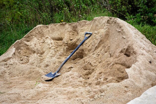  Med sanden magrar man leran till halm-och lerhusbygget.