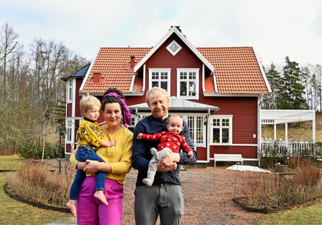 Josefin och Jakob Karlsson med sina barn Arvid och Signe, framför huset nära Vimmerby. 