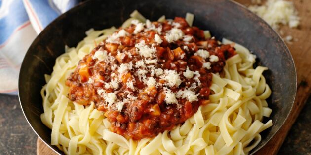 Belugabolognese – grön pasta med linser, palsternacka & tomat