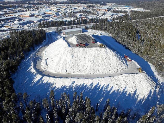  – Snöhögen i Östersund blev över 35 meter. Då stängdes tippen, eftersom det inte rymdes mer, säger Denny Blomström, som tog den här bilden den 15 februari. 