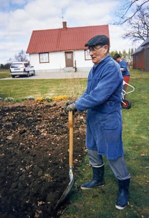  Saras gammelmorfar Hugo Nilsson i sina krafts dagar, på gården i Äspinge. I bakgrunden gammelmormor Thea 