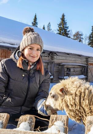  Aina Björk, 22 år, från grannbyn Järvträsk Aina kommer och hjälper till med fåren ibland, till exempel när Crister är bortrest. 