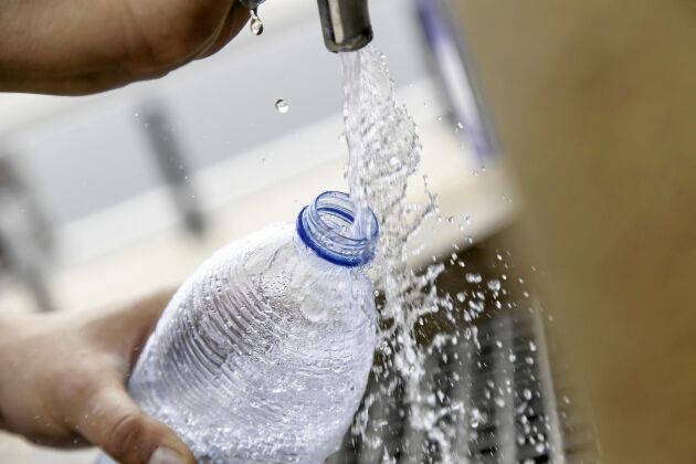  Fyll på med rent vatten i rena flaskor. 