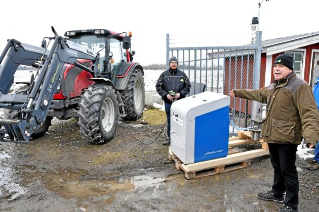  Henrik Olsson, RISE, och Per-Ove Persson, Hushållningssällskapet, visar hur en biogastraktor tankas från biogasanläggningen. Notan för inköp och installation av en mikrotankstation ligger på över 100 000 kronor.