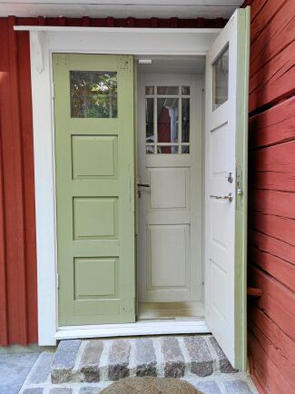 Gamla tiders dörrar hade ofta innerdörrar som hindrade kall luft från att komma in.