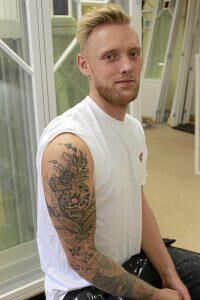 Carl-Fredrik Holfve har lagt många tusenlappar på tatueringar som visar att han kommer från Leksand. Foto: Hällpetters Maria Bergström.