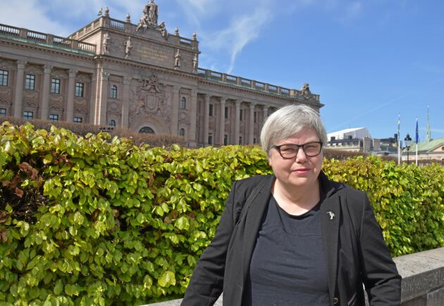  ”Genom att öka satsningen på biodrivmedel kan de gröna näringarnas produktion få en boost”, säger MPs Maria Gardfjell, här vid riksdagshuset.