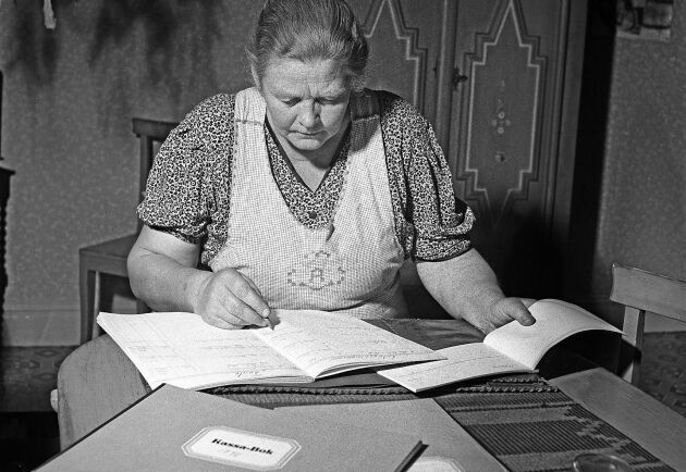  "Norrländska med verkliga karlatag". Så lyder rubriken i ett klassiskt bildreportage av KG 1942. Här fru Anna Karlsten, husmodern och ägare till familjens företag Kornsjö Trävaru AB, som sköter räkenskaperna.