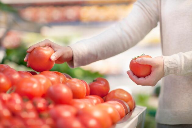  Livsmedelskedjorna känner inte igen sig i kritiken mot att de dumpar tomatpriserna. 