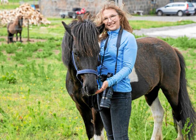  Förra hösten köpte Theresia sin islandshäst Ronja. ”Det är nästan overkligt att ha en egen häst. Det har stått överst på önskelistan i hela mitt liv” säger hon. 