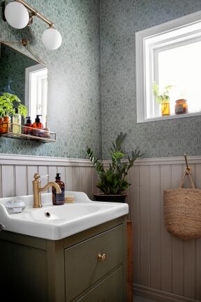 Toaletten är det senaste renoveringsobjektet i milda gröna färger.