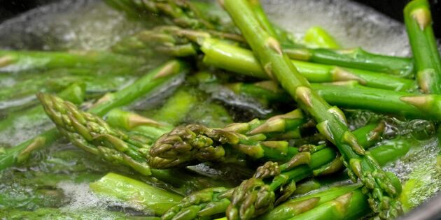 Så kokar du vit och grön sparris – steg för steg