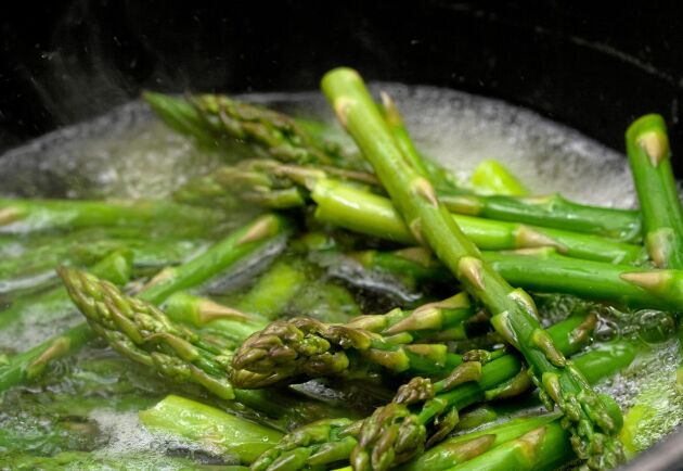  Grön sparris är en delikatess som blir jättegod om den får koka några minuter i saltat vatten.