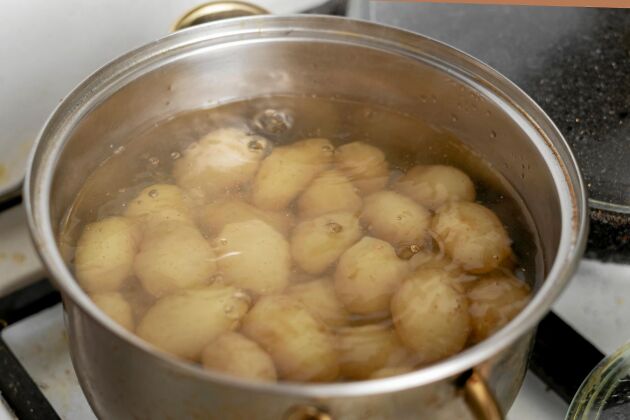  Täck potatisen med vatten, bara precis över potatisen så blir det bäst. 