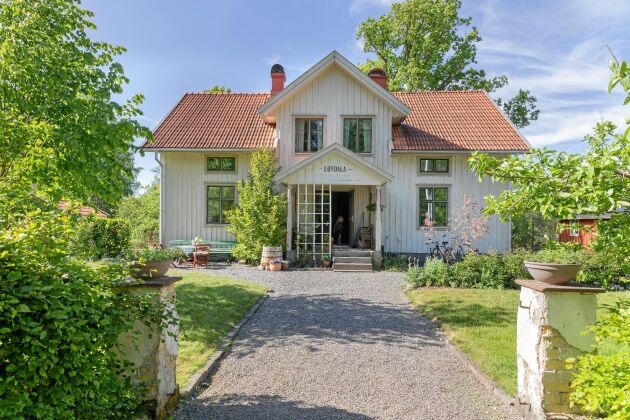  När Cajsa och Björn tog över hennes morföräldrars gamla gård Lövdala, ville de återskapa den ursprungliga stilen. Bland annat tog de bort den lejongula fasaden från 1985 och perspektivfönstren från 1969. 