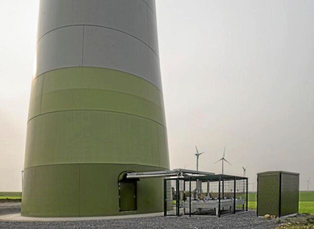  Ett antal serverskåp ryms i bottnen på det 150 meter höga vindkraftverket av betong. 