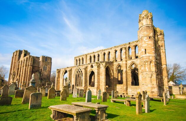  Vi tittar på ruinerna efter Elgins katedral, som kanske var den allra vackraste katedralen i hela landet.
