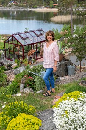  Paula Warg hittade sitt paradis på jorden på en udde i Vänern. Nu längtar hon aldrig bort utan tillbringar den mesta tiden hemma.