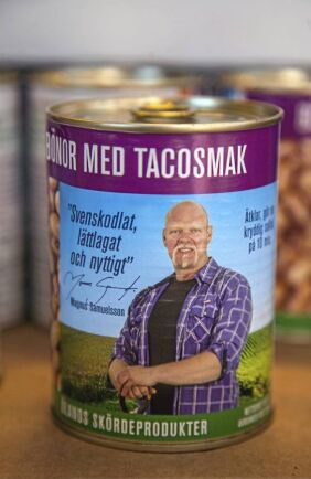 Magnus Samuelsson, tidigare världens starkaste man, blir den öländska bruna bönans svar på spenatens Karl-Alfred på de smaksatta bönkonserverna från Kalmar-Ölands Trädgårdsprodukter.