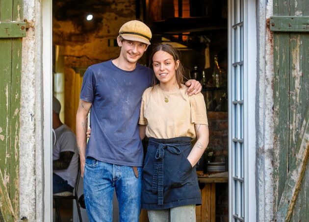  Filip Larsson och Sara Runsten har tillsammans med Filips bror Arvid Johansson byggt upp en blomstrande, superlokal pizzeria i Skånings-Åsaka.