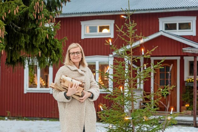  Martina Lundström hämtar in ved till sin julfina gård i norrbottniska Roknäs. Susanne Lindholm