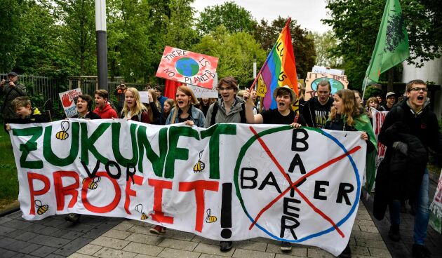  Protester utanför Bayers högkvarter i Bonn. Efter köpet av Monsanto för ett år sedan har Bayers börsvärde halverats.