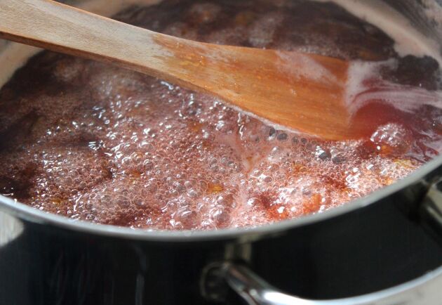  Gör geléprovet, pektinprovet eller marmeladprovet för att se om sylten stelnar som den ska. 