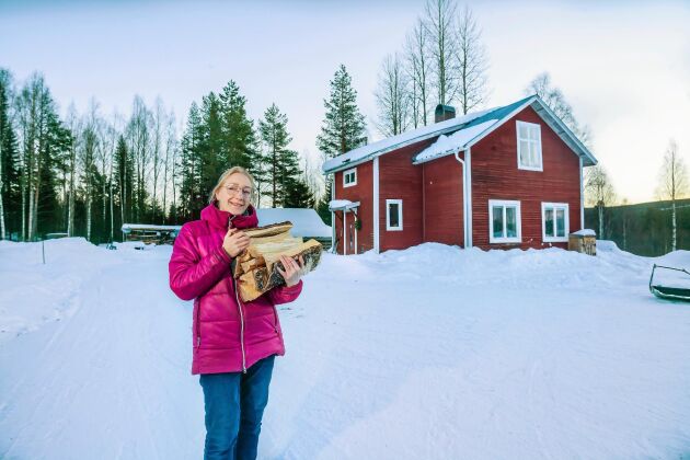  Linda-Marie Nordberg framför sitt torp i Fällberg, i Norrbotten, där hon lever utan el och indraget vatten.