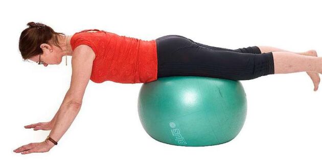 Träna bort ryggvärken – 7 övningar med gymboll