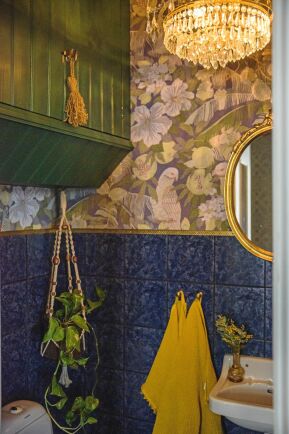  Toaletten på nedervåningen är lyxig med blått kakel, glänsande mässingslist och Morristapeten, Gaston y Daniela som kostar 1 980 kronor per rulle. 