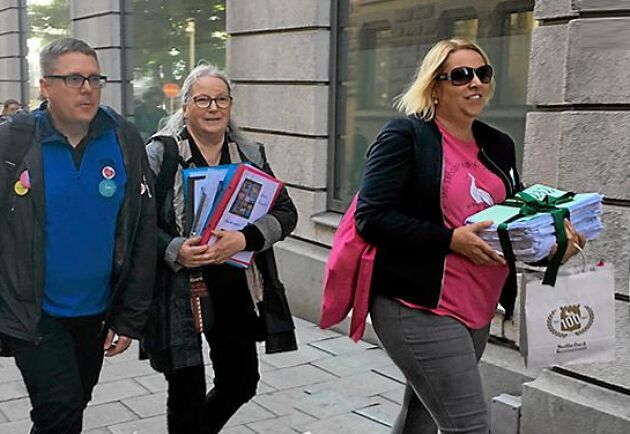  Mathias Westin, Monika Thelin och Carina Hellström överlämnade namnunderskrifterna till sjukvårdsminister Annika Strandhäll.