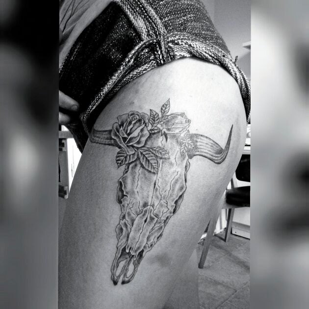  Loella Lorell brinner för kor, därför lät hon tatuera in ett kokranium på benet.