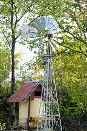  En windmill, ett vindvattenhjul direktimporterat från Texas, pumpar upp vatten till hagarna. 