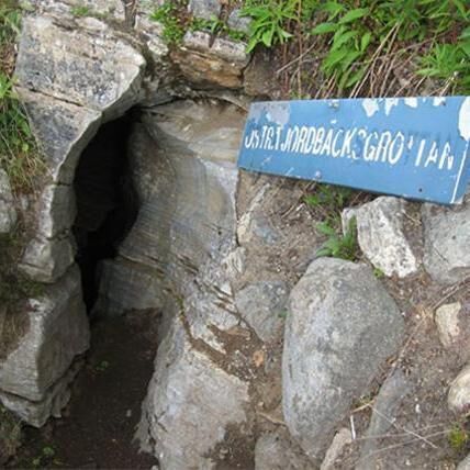 Gå i grottorna i området kring Överuman. Foto: hemavantarnaby.se