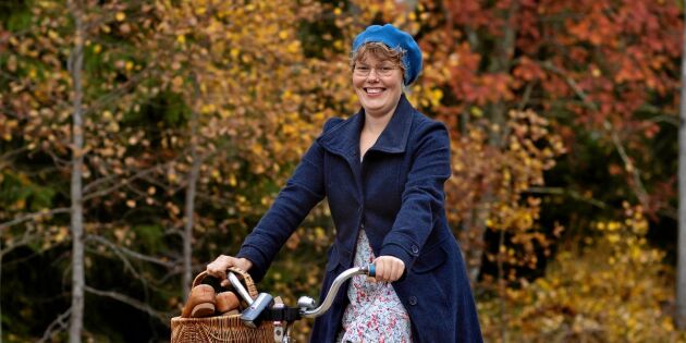 Glesbygdsfrisören Sofia tar cykeln till kunderna