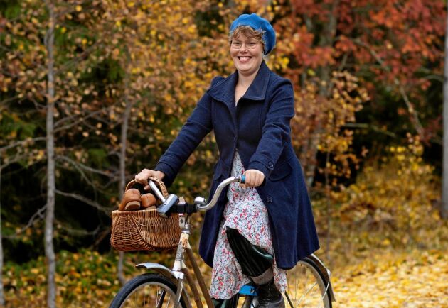  Sofia Ahlman tar frisörkorgen och cyklar i väg till kunderna i Hössjö med omnejd.