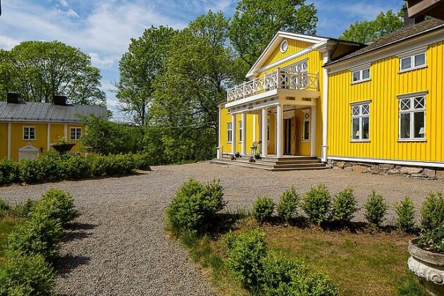  Mäklarbyrån Svenska Gårdar säljer just nu Älviksholms Gård som uppfördes på 1700-talet. 