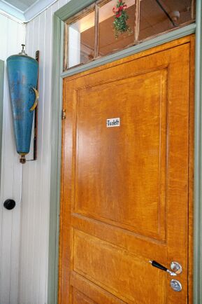  Hanna har ådringsmålat dörren till toaletten på samma sätt som var populärt under tidigt 1900-tal.