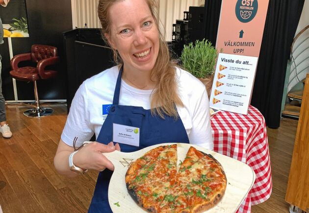  Sofia Alriksson på Landsbygdsnätverket slår ett slag för svensk ost på pizzan.