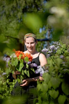  Lands odlarvän 2023. Julia Persson står mitt i den blommande sommarprakten.