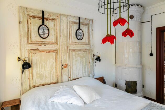  En avlutad, dubbeldörr från 1800-talet tjänar som en rejäl sänggavel.