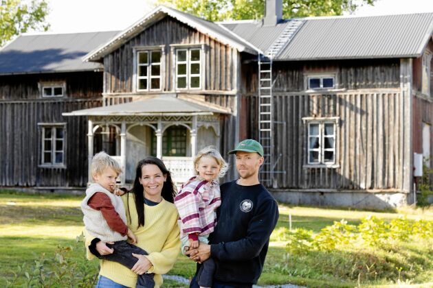  Tove och Emil köpte den pampiga ödegården i Gräsmyr Här vill de att deras barn, Alfred och Noomi, ska få växa upp.