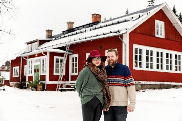  Stina och Thomas Kjellson framför sitt 400 kvadratmeter stora hem i Åsens gamla skola.