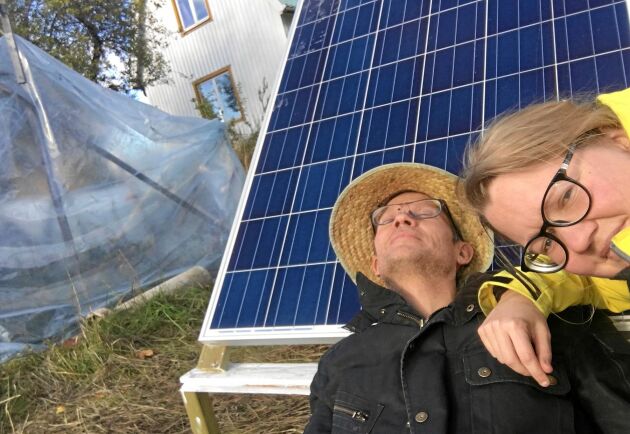  Henrik Andersson och Karin Johansson bor i Skyttorp norr om Uppsala. De köpte de 12 solcellerna begagnade och arbetet har de till största delen gjort själva. 