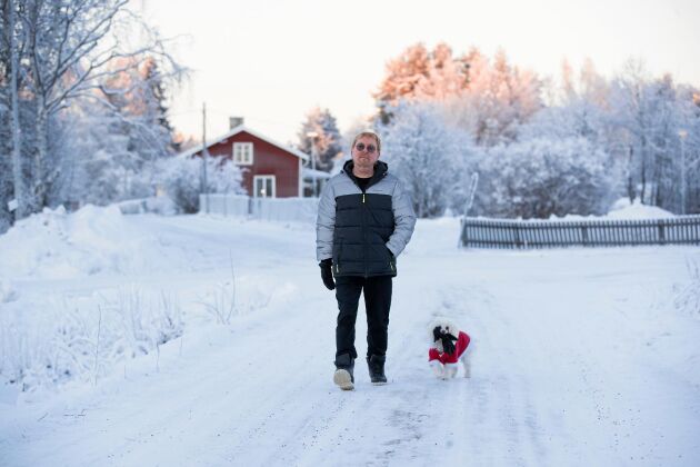  Frisören Åke Degerlund som länge jobbade i Hollywood har återvänt hem till Gunnarsbyn. Hans lilla hund Tindra får vänja sig vid kylan.