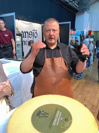  Thomas Rudin, ostmästare på Västerbottensost, berättade livfullt om den fantastiska bakgrunden till den svenska osten.
