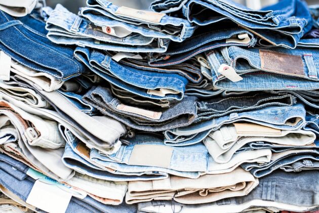  Ett par jeans kräver flera tusen liter vatten på sin väg från bomullsbuske till färdig långbyxa.