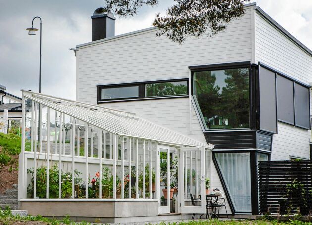  Växthus med pulpettak kan dockas mot huset eller stå fritt. 